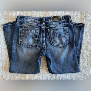 Miss Me. Boyfriend Capri Medium Distressed Wash. Size 28.
